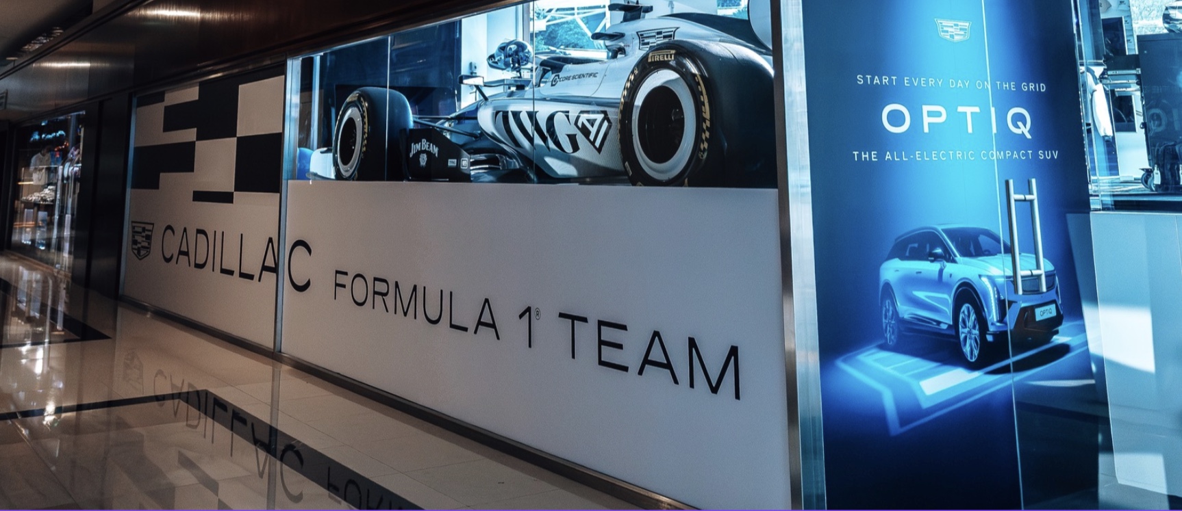 Vitrine automobile TheArsenale avec campagne Cadillac Formula 1 et affiche lumineuse de véhicule