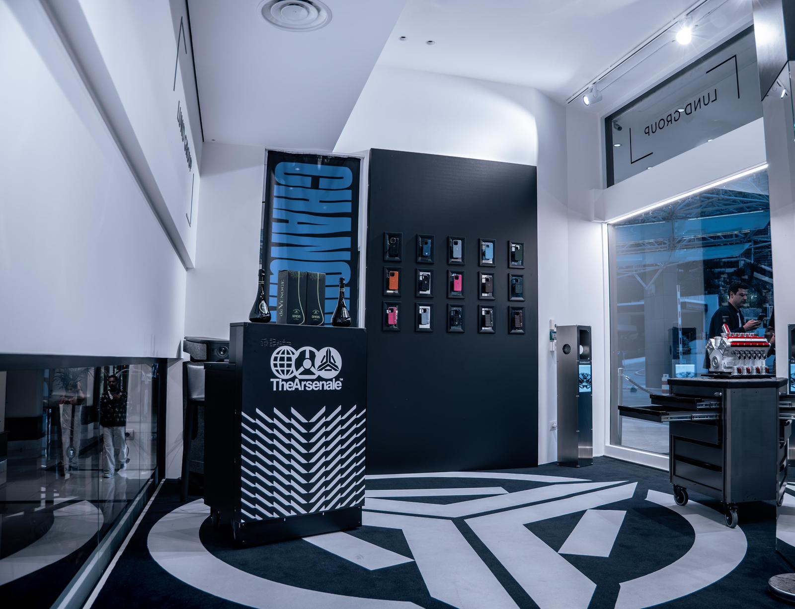 Vue photographique du showroom TheArsenale à Monaco, avec les véhicules exposés